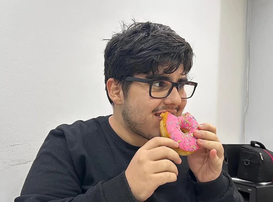 Komandamızdan biri donat yeyir